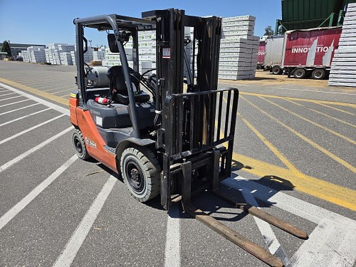 TOYOTA 8FGU25 photo 2