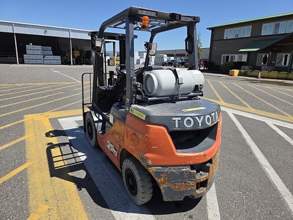 TOYOTA 8FGU25 photo 3