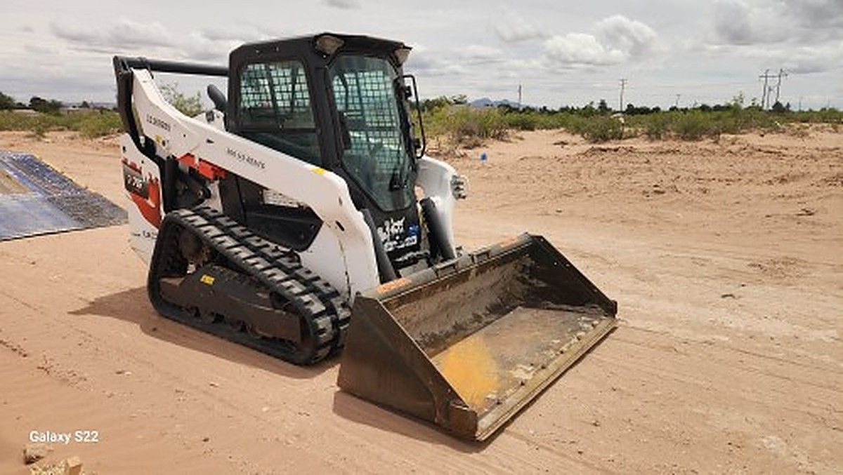 BOBCAT T76 photo 2