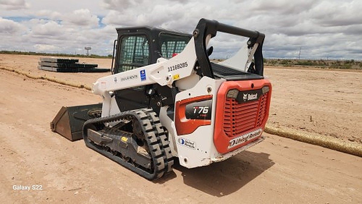 BOBCAT T76 photo 3