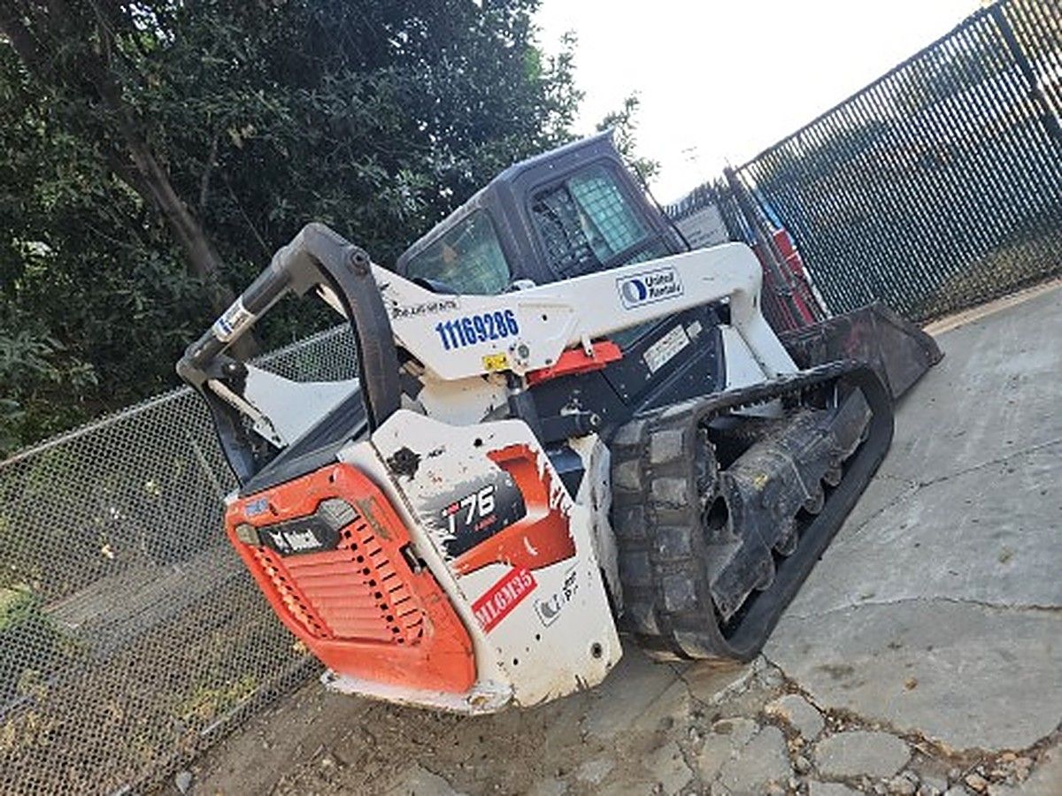 BOBCAT T76 photo 5