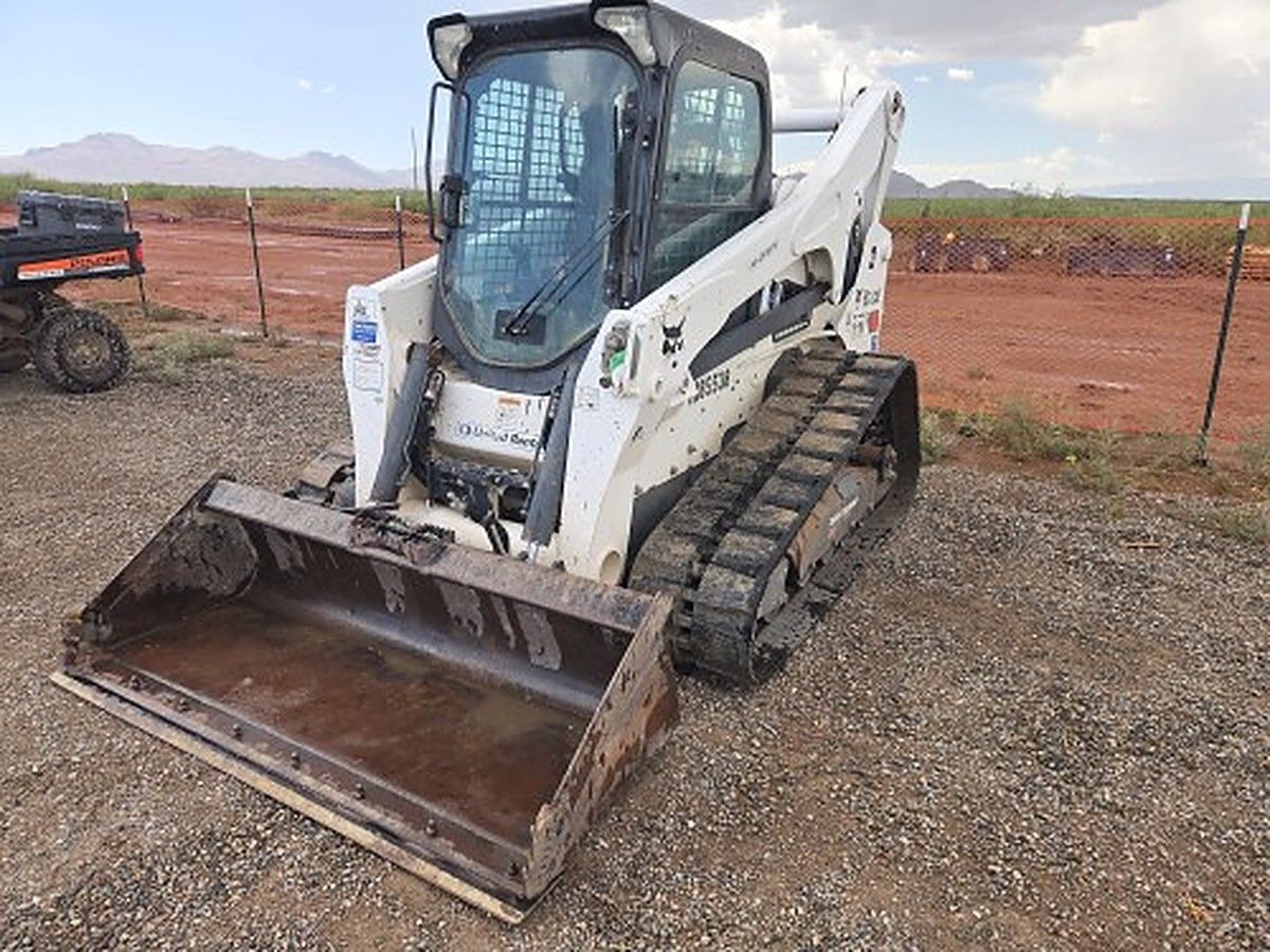 BOBCAT T870 photo 3