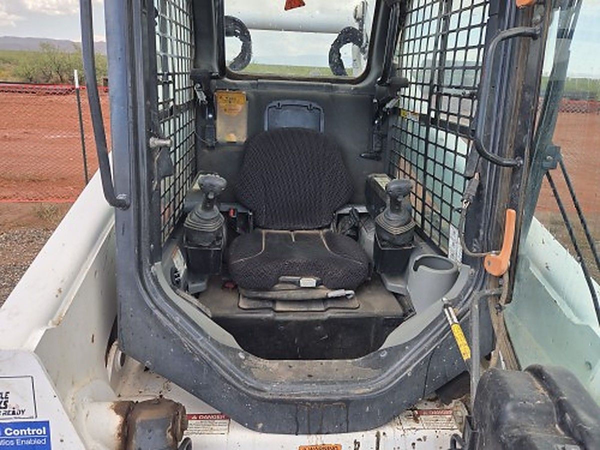 BOBCAT T870 photo 5