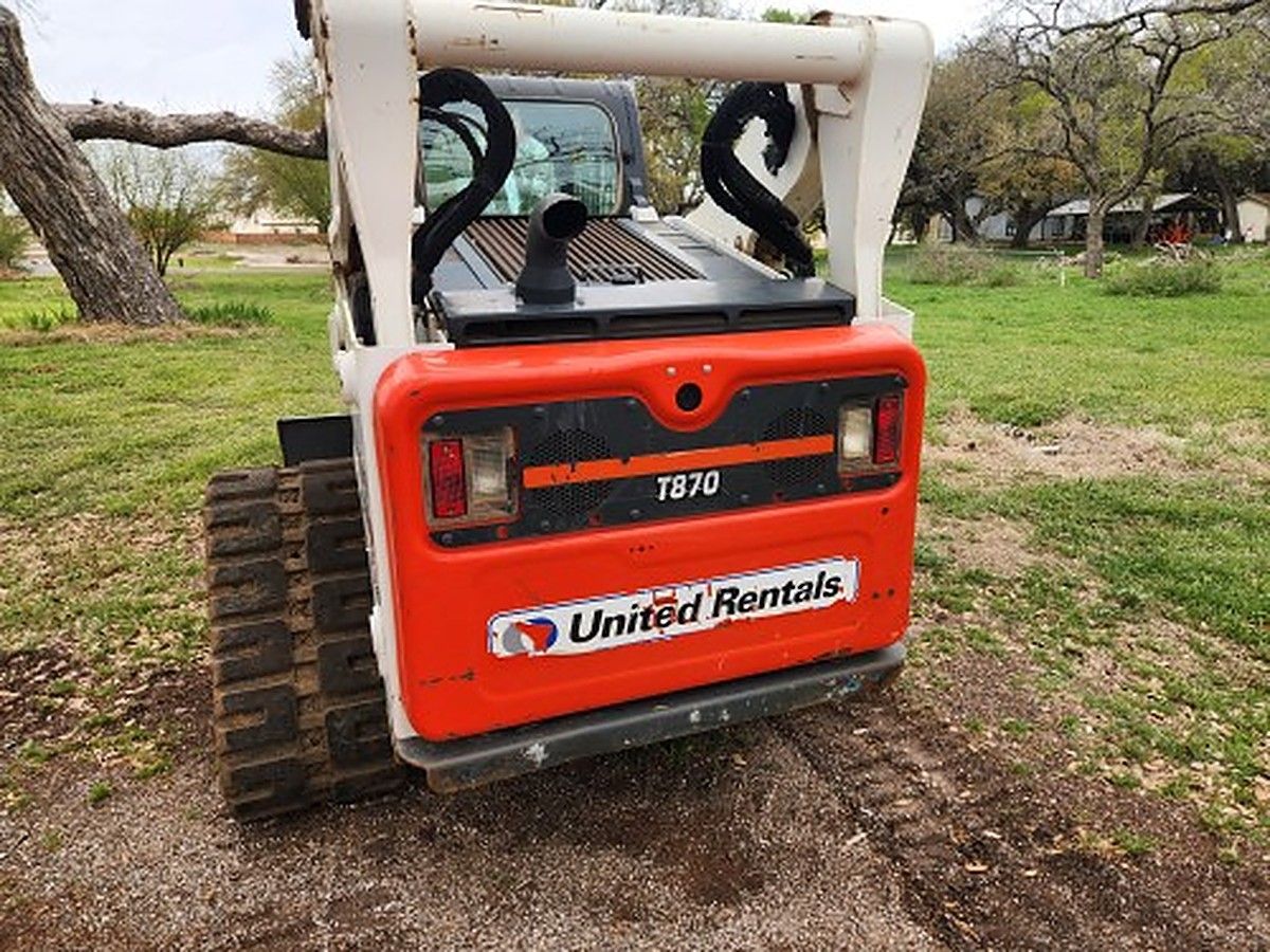 BOBCAT T870 photo 2