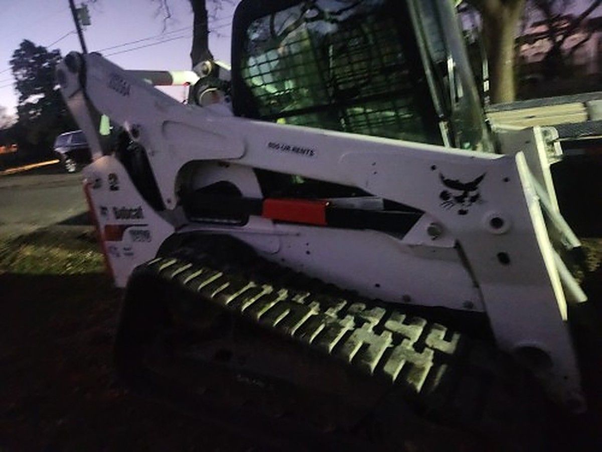 BOBCAT T870 photo 8