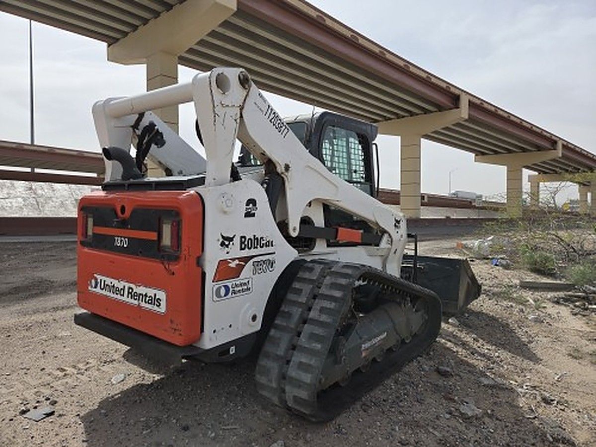 BOBCAT T870 photo 2