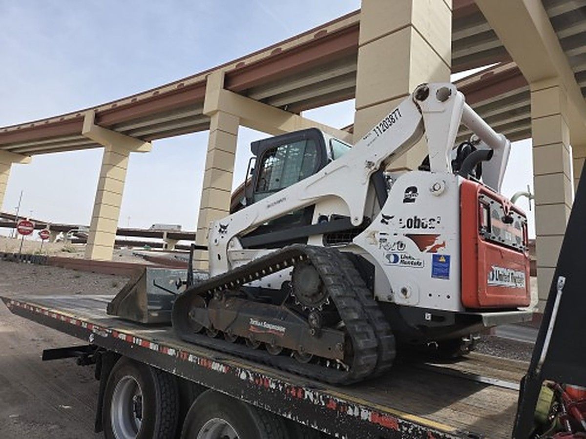 BOBCAT T870 photo 3