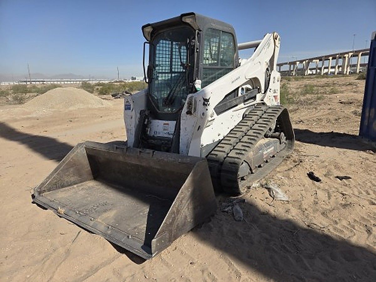 BOBCAT T870 photo 5