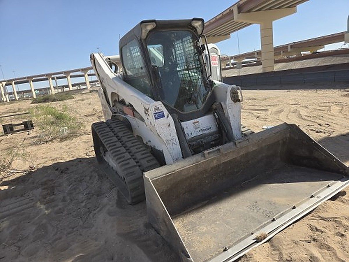 BOBCAT T870 photo 9