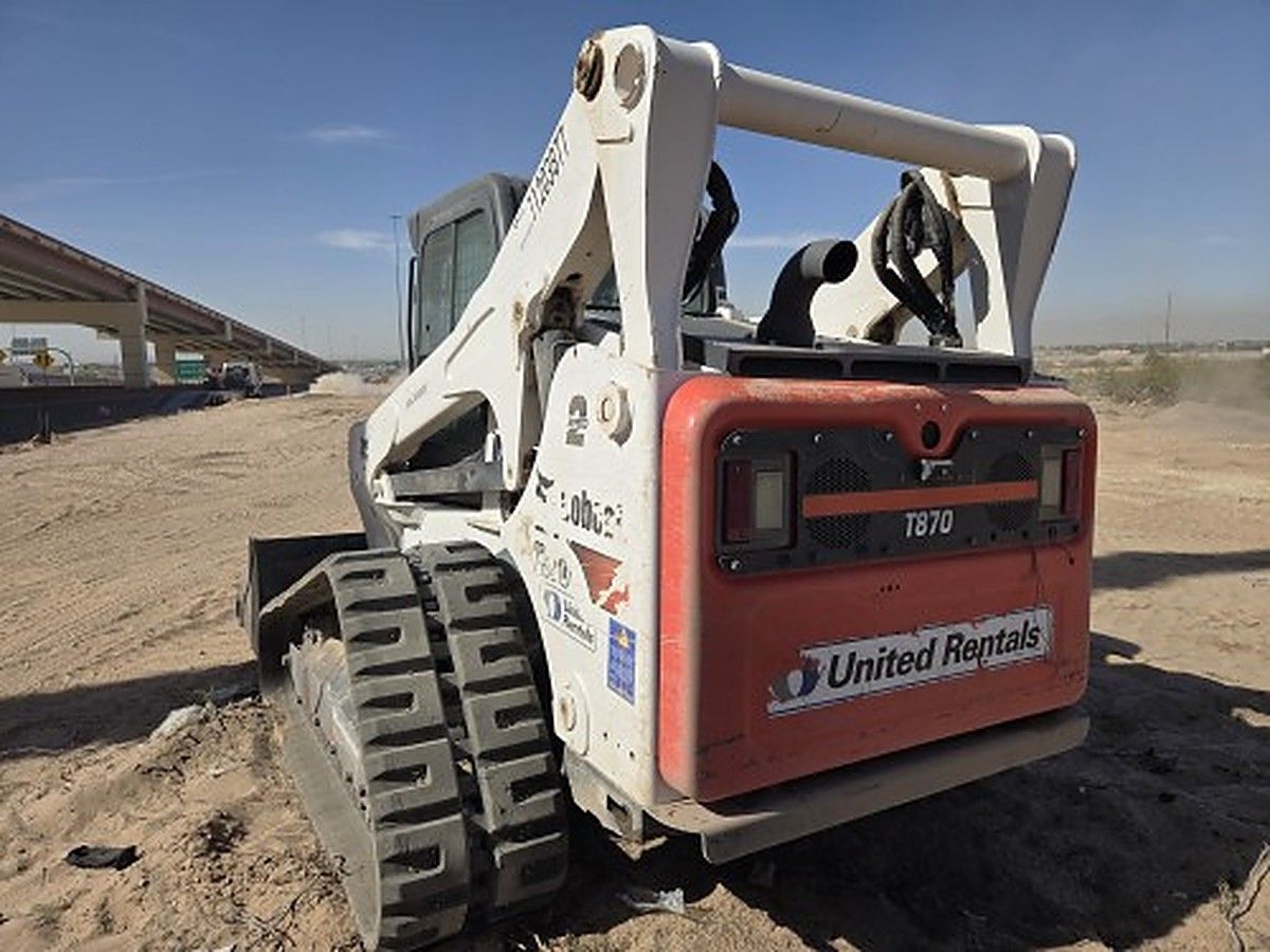 BOBCAT T870 photo 10