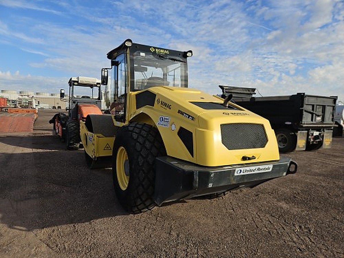 BOMAG BW211D-5 photo 2