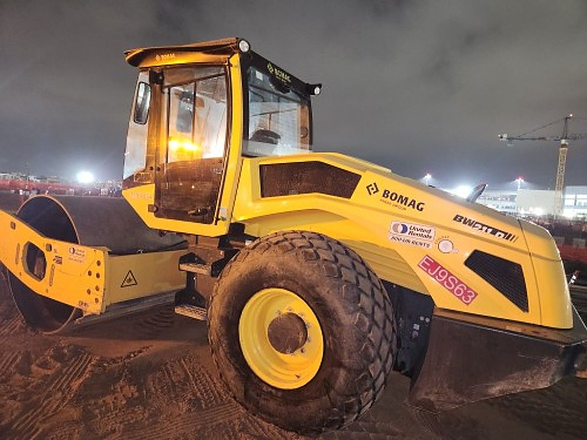 BOMAG BW211D-5 photo 2