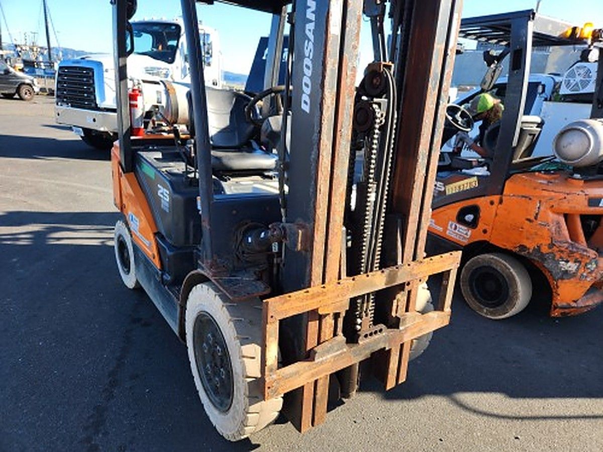 DOOSAN G25N-7DF photo 2