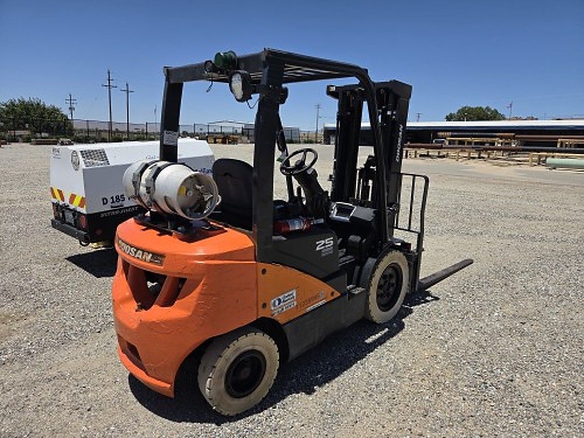 DOOSAN G25N-7DF photo 3