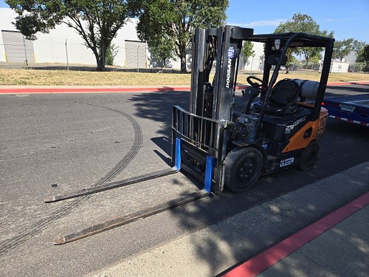 DOOSAN G25P-7DF photo 3