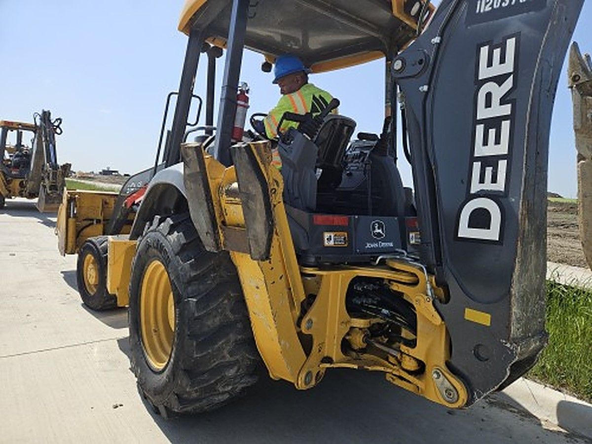JOHN DEERE 310L EP photo 2