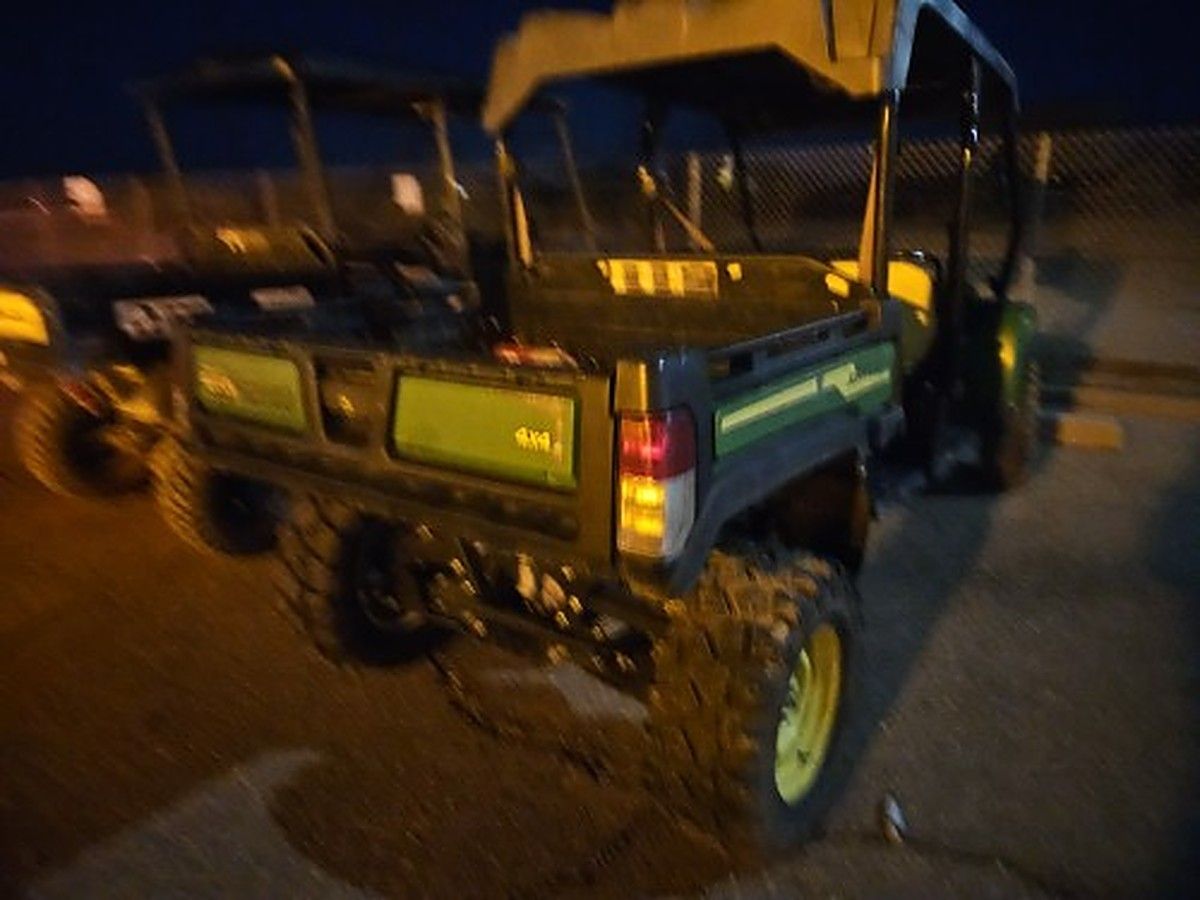 JOHN DEERE XUV855M photo 9