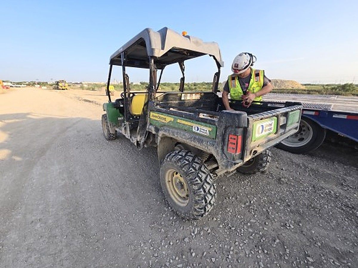 JOHN DEERE XUV855MS4 photo 2