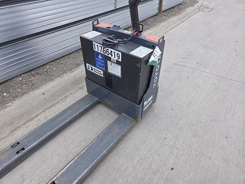 2021 RAYMOND 8210 Jack Pallet 4000-4500# Electric