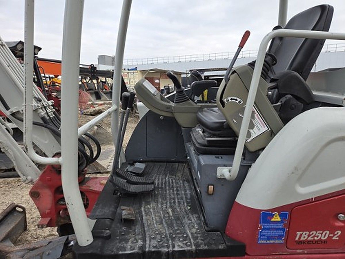 TAKEUCHI TB230 photo 2