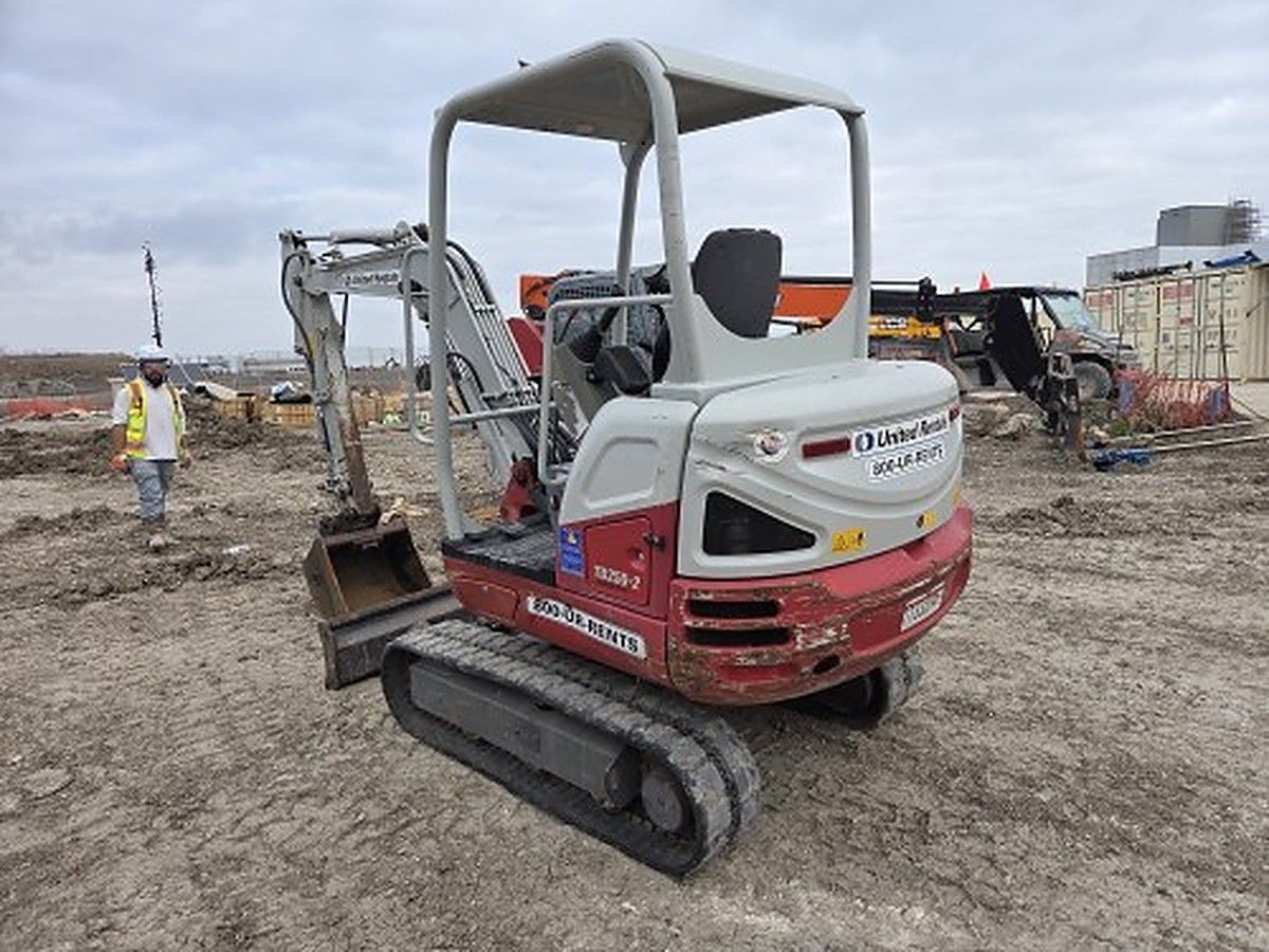 TAKEUCHI TB230 photo 3