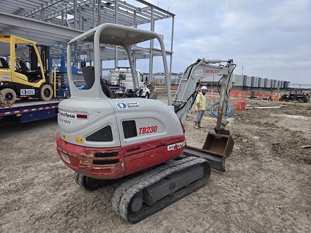 TAKEUCHI TB230 photo 4