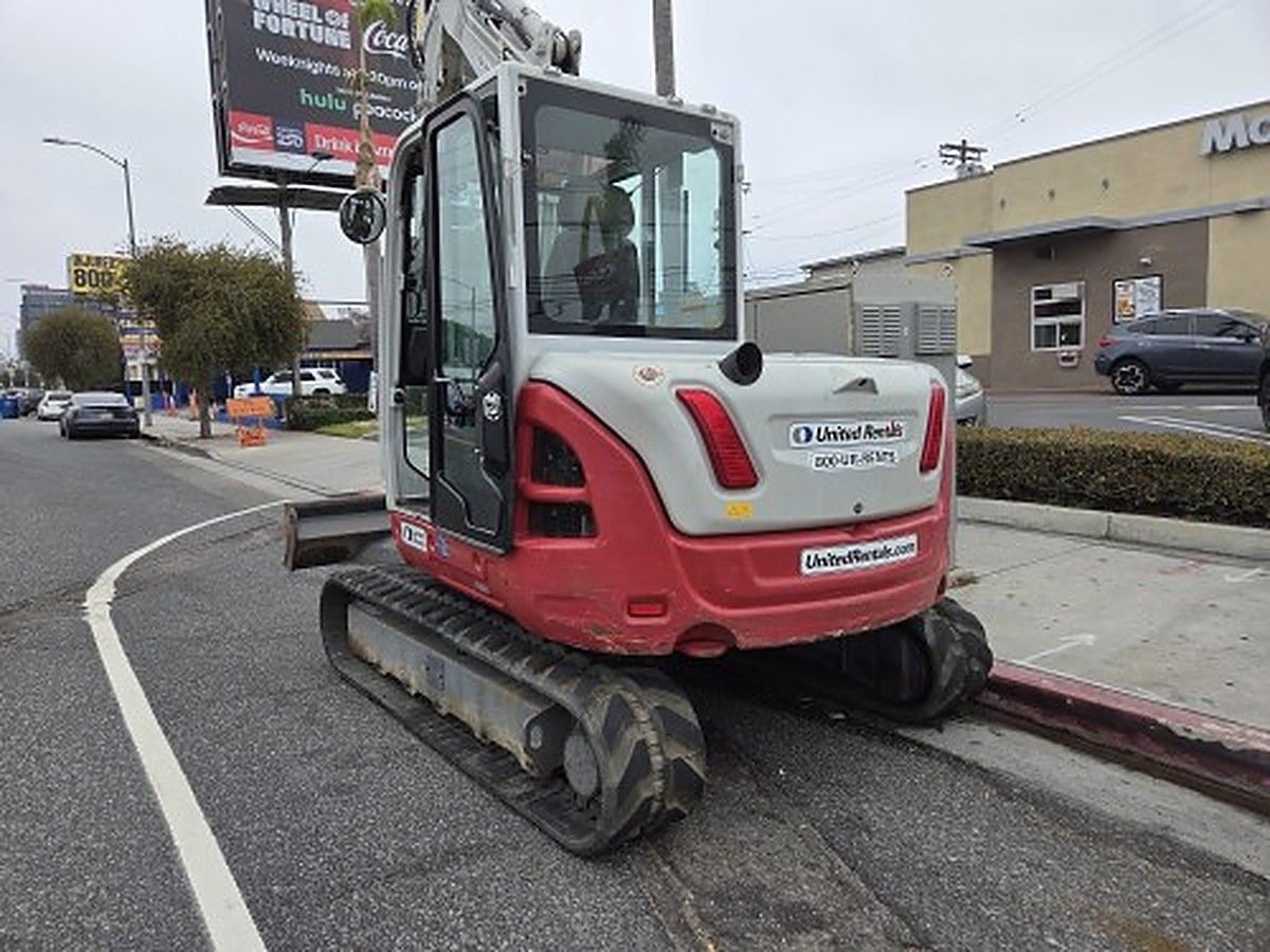 TAKEUCHI TB370CR photo 3