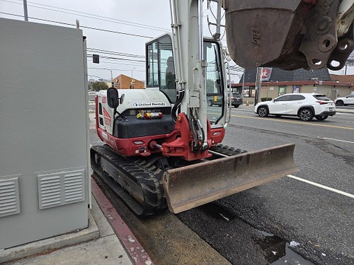TAKEUCHI TB370CR photo 8