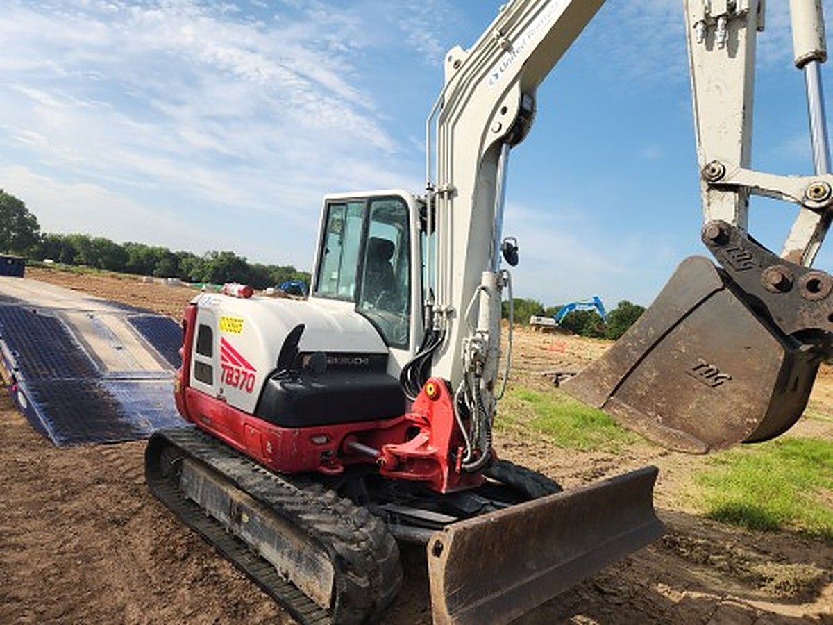 TAKEUCHI TB370CRA photo 2