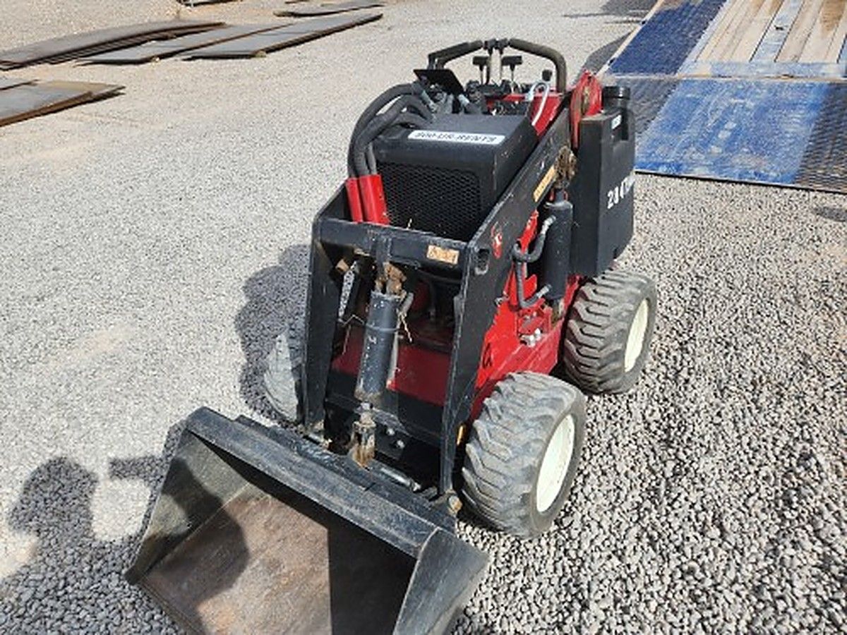 TORO DINGO 320-D photo 5
