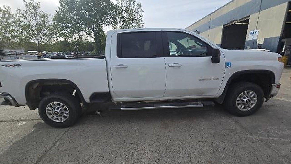 CHEVROLET 2500CREWLTG4WD photo 3