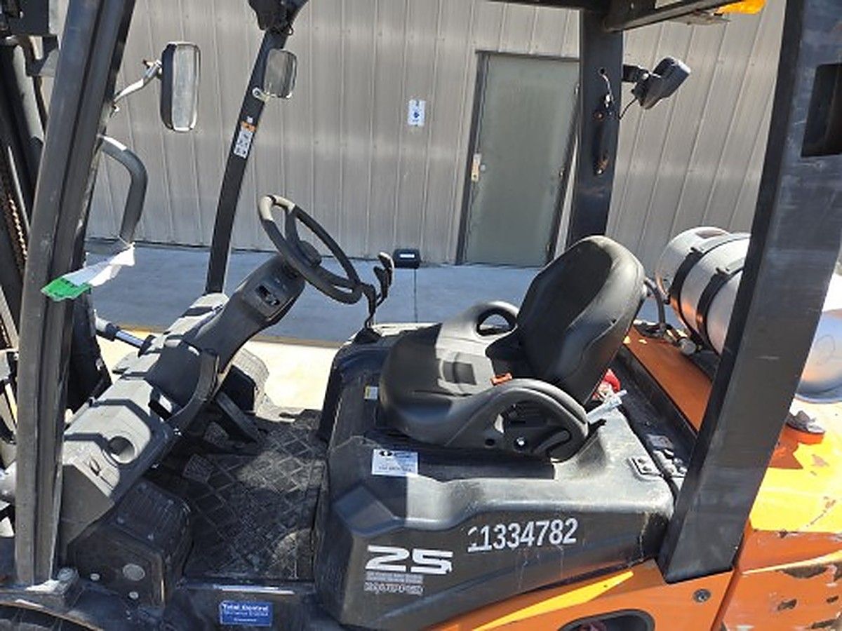 DOOSAN G25P-7DF photo 2