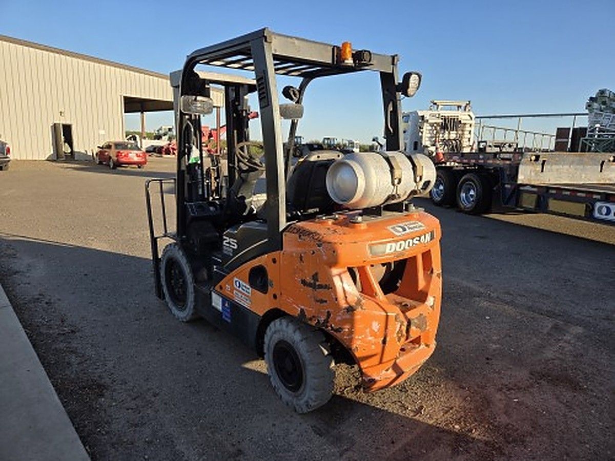 DOOSAN G25P-7DF photo 3