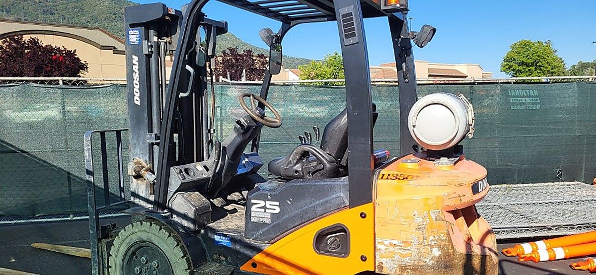 DOOSAN G25P-7DF photo 2