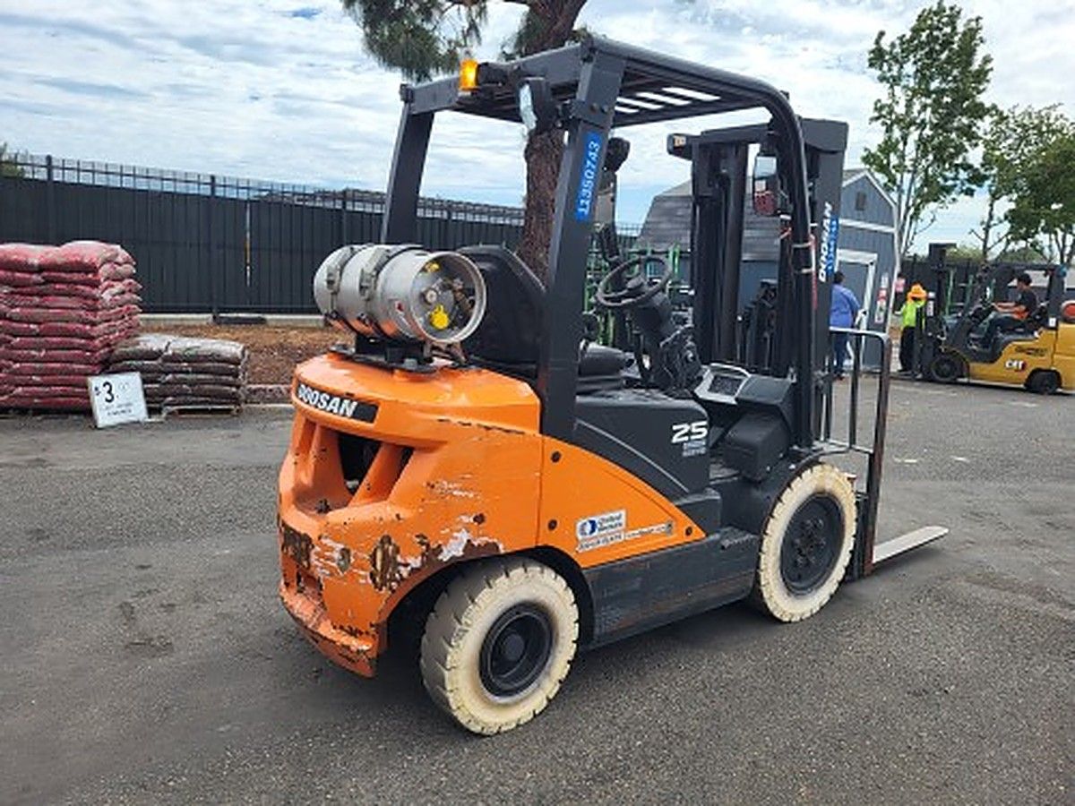 DOOSAN G25P-7DF photo 2