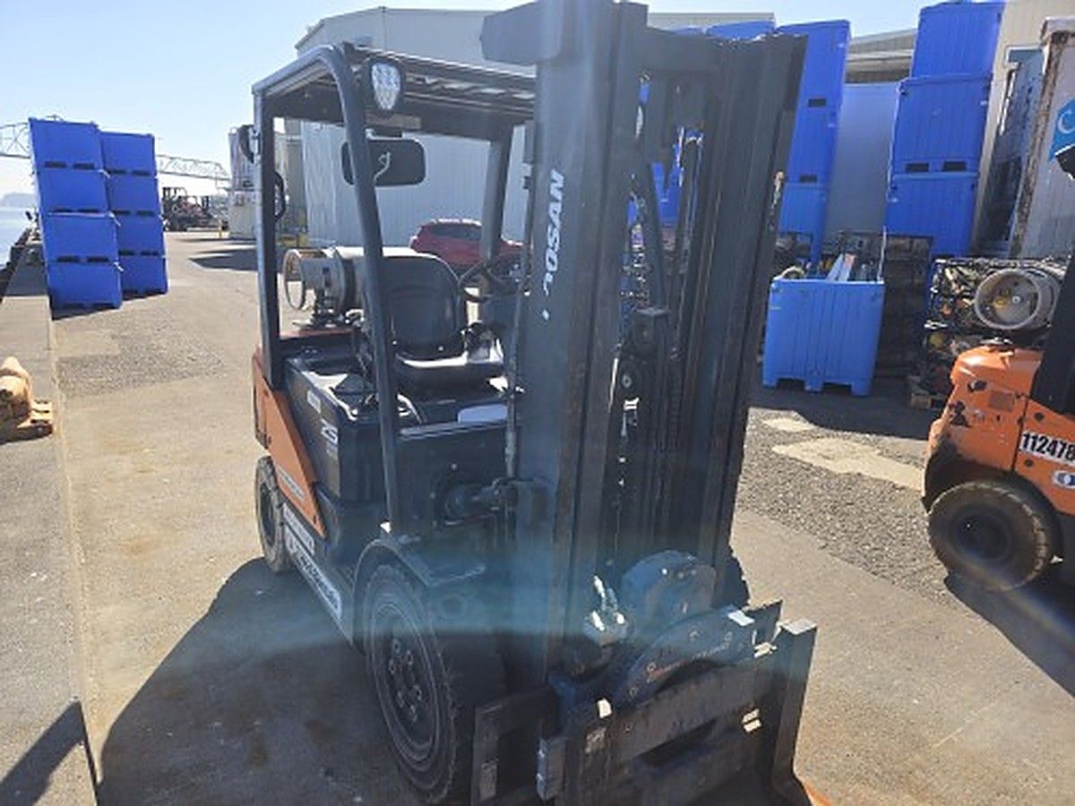 DOOSAN G25P-7DF photo 2