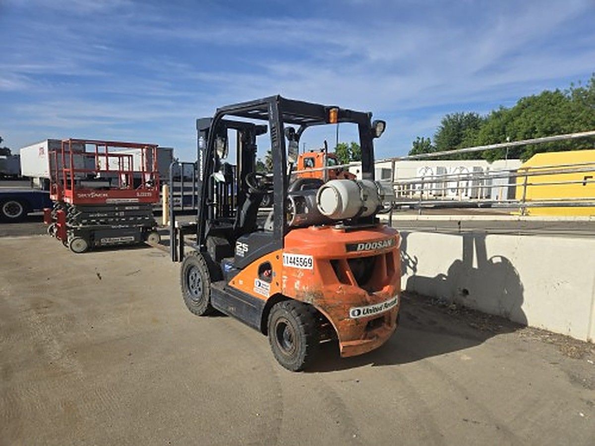 DOOSAN G25P-7DF photo 3