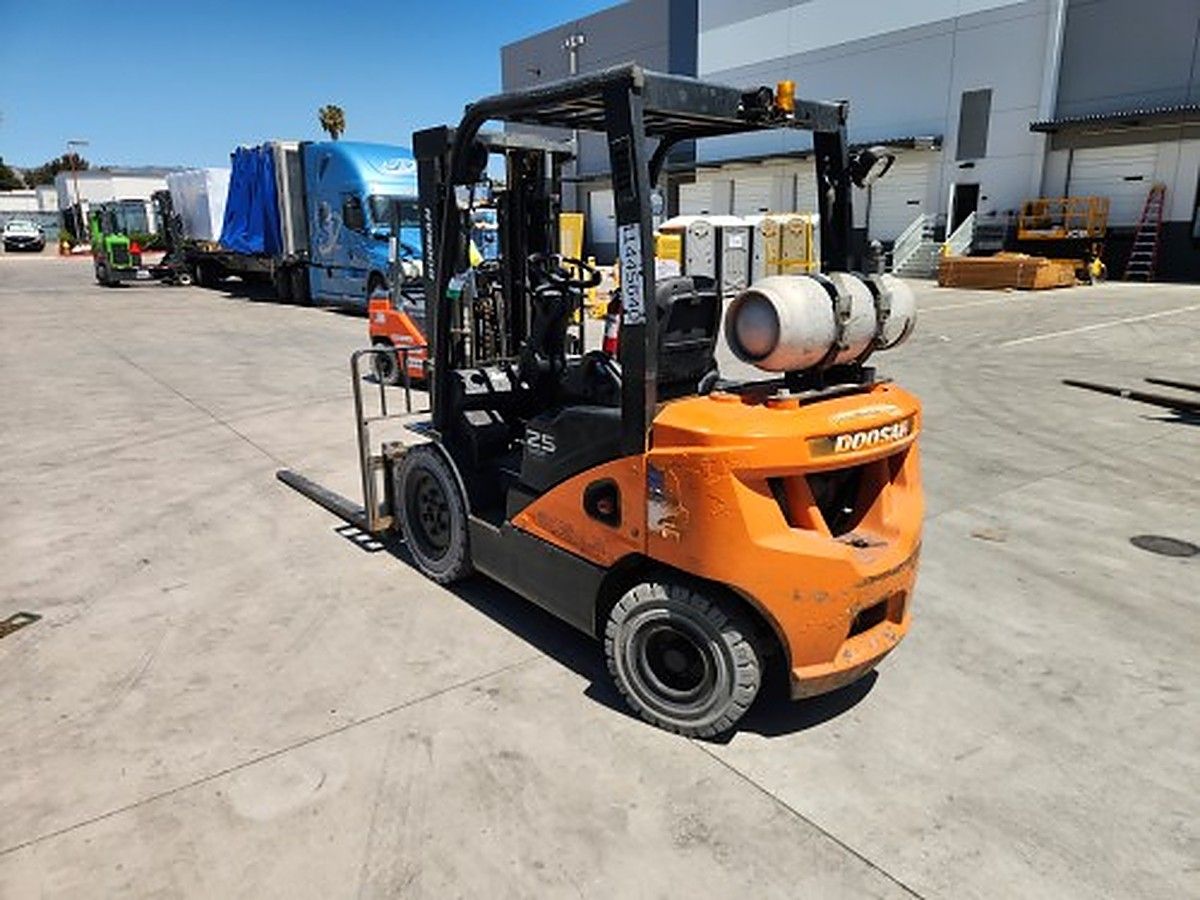 DOOSAN G25P-7DF photo 13
