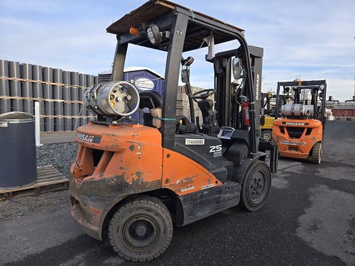 DOOSAN G25P-7DF photo 2