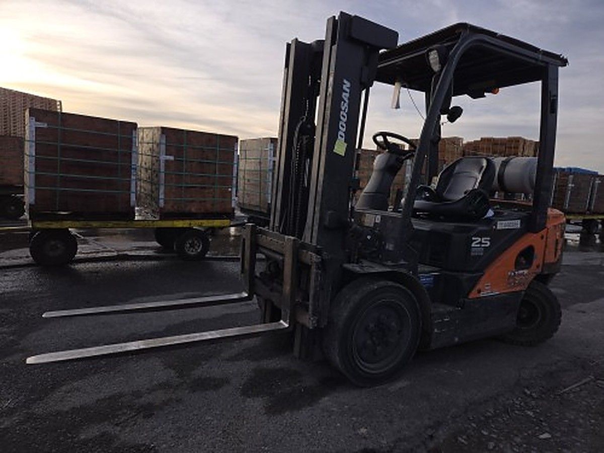 DOOSAN G25P-7DF photo 3