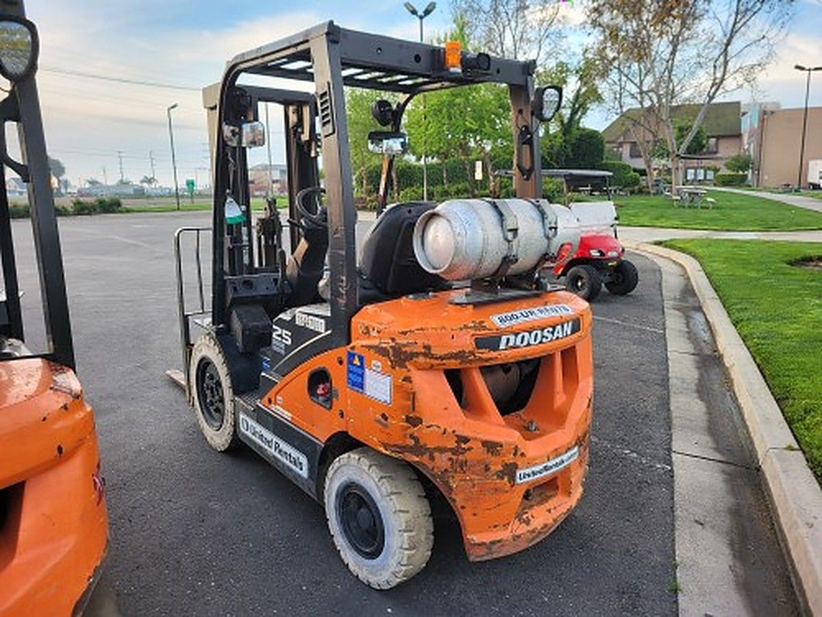 DOOSAN G25P-7DF photo 2