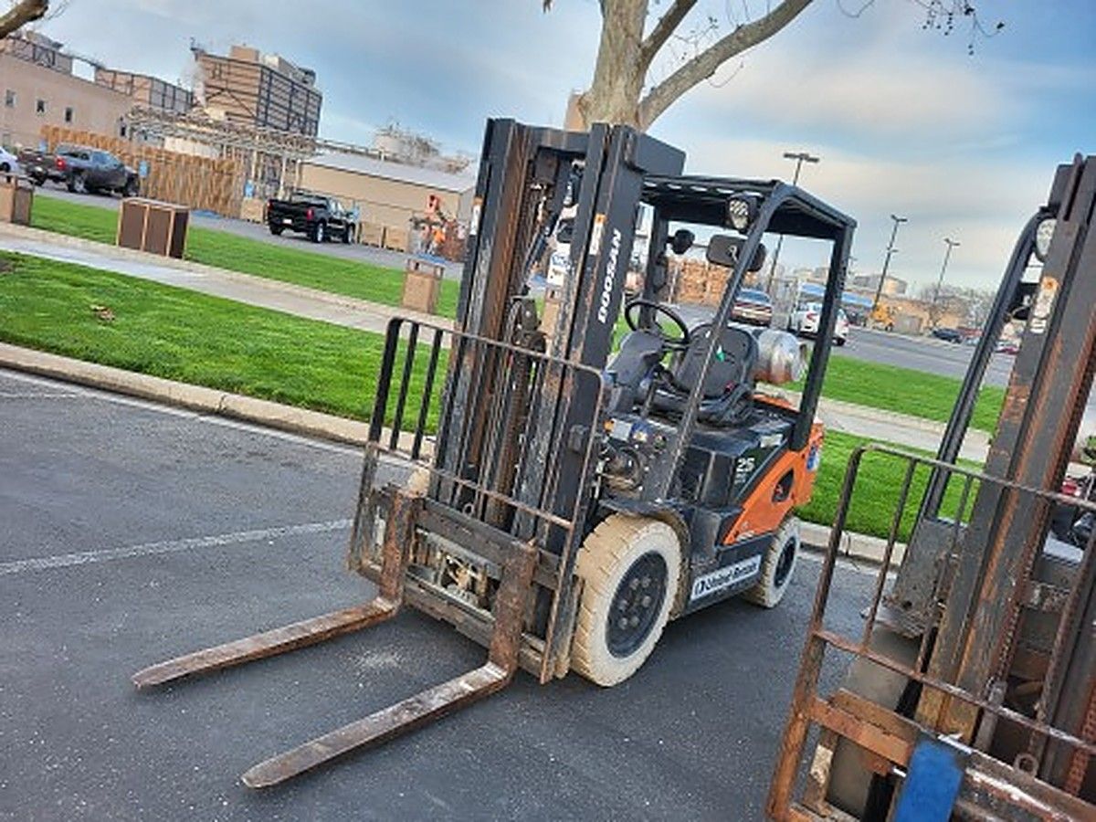 DOOSAN G25P-7DF photo 3