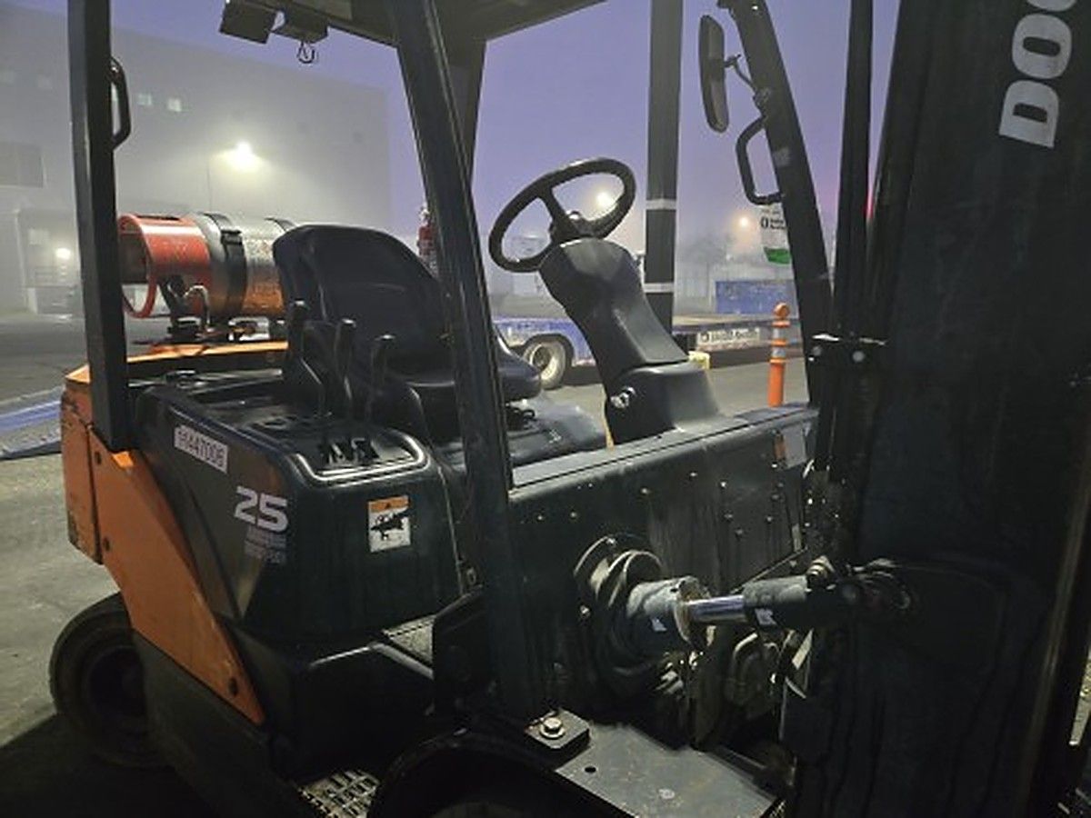 DOOSAN G25P-7DF photo 2