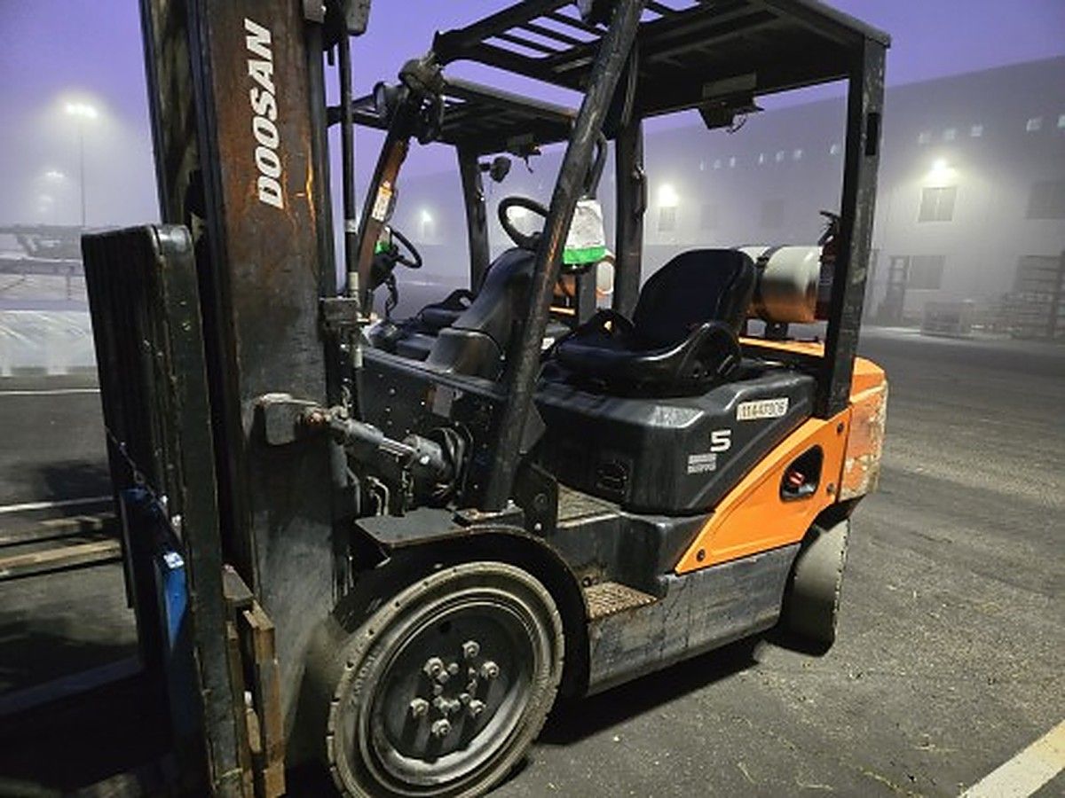DOOSAN G25P-7DF photo 3