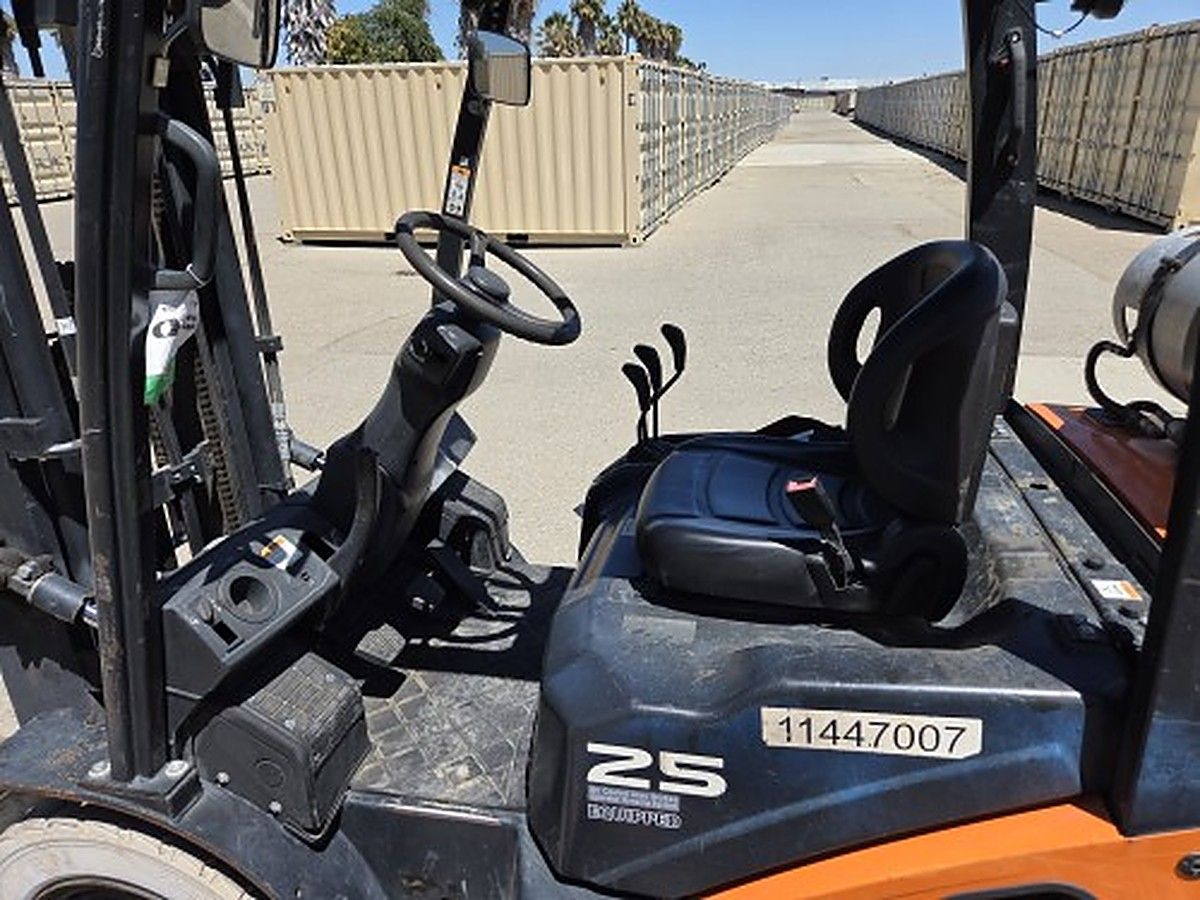 DOOSAN G25P-7DF photo 2