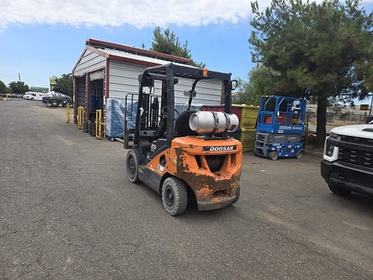DOOSAN G25P-7DF photo 2
