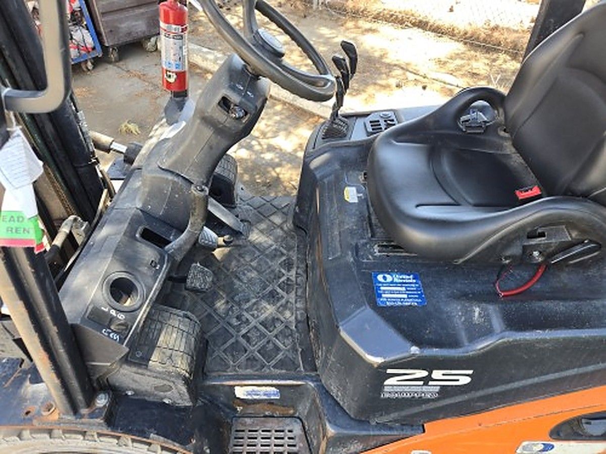 DOOSAN G25P-7DF photo 3