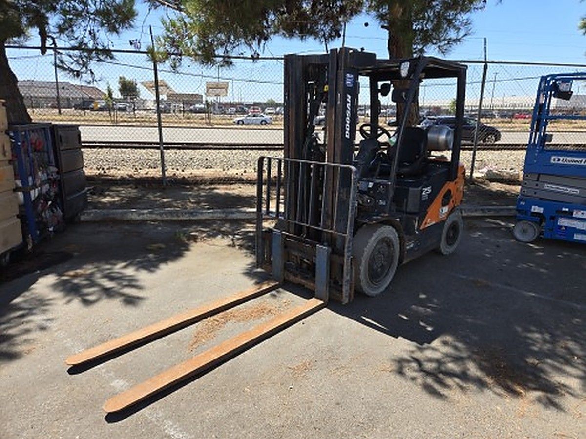 DOOSAN G25P-7DF photo 7