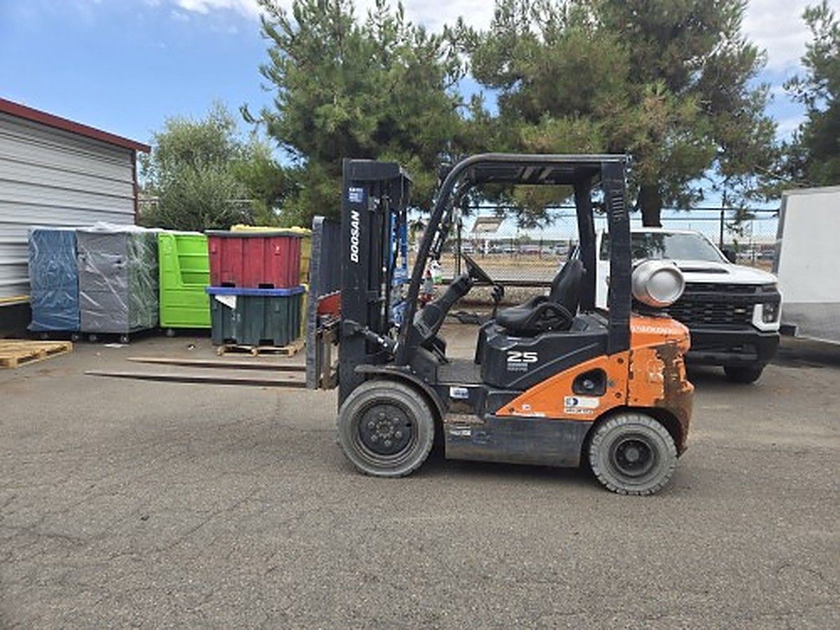 DOOSAN G25P-7DF photo 9