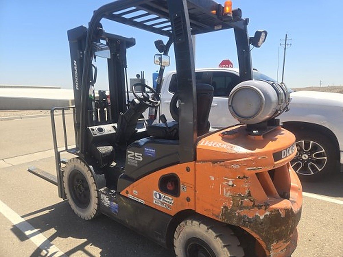 DOOSAN G25P-7DF photo 2